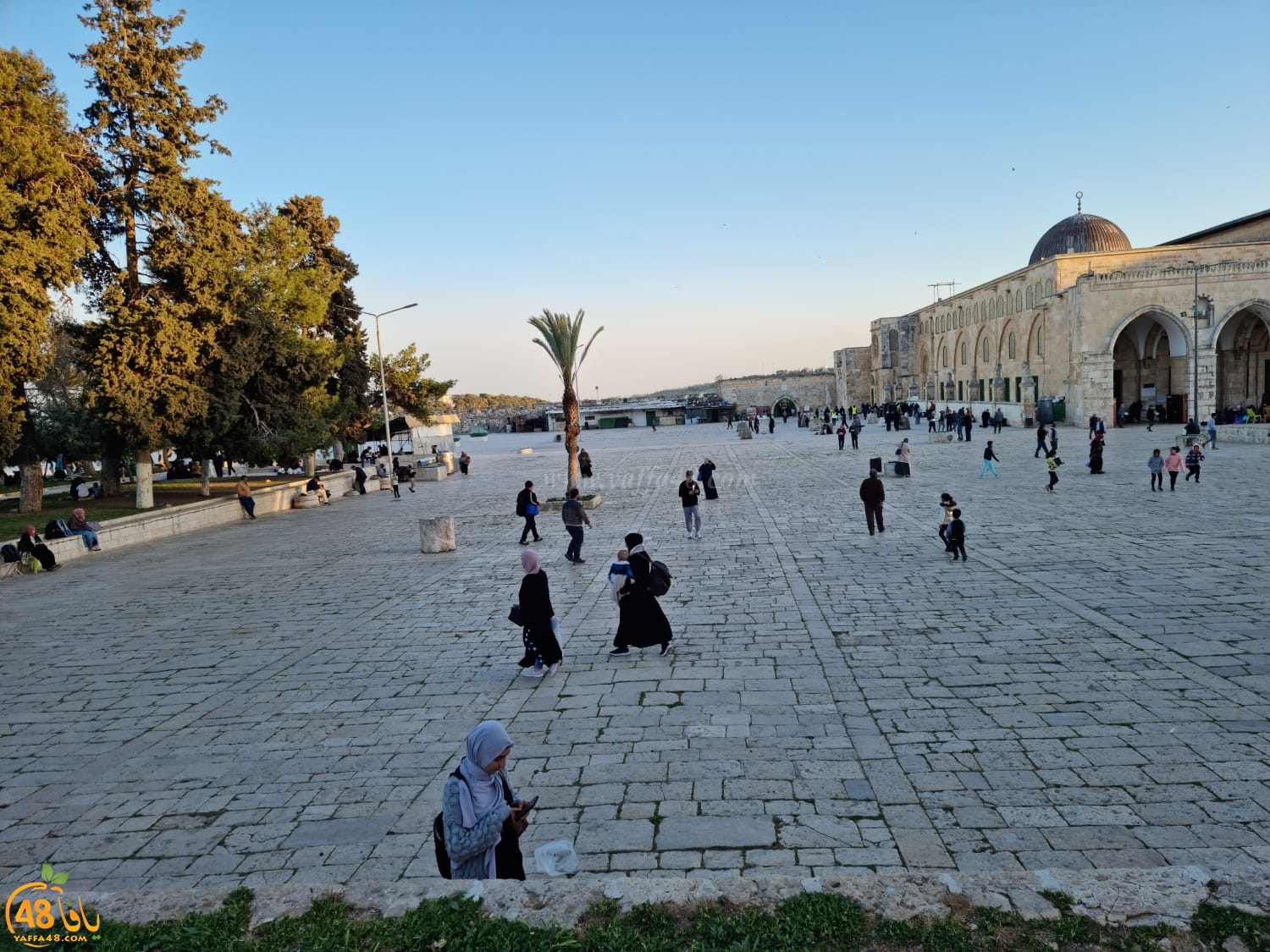  جولة في رحاب المسجد الأقصى قبيل موعد الافطار